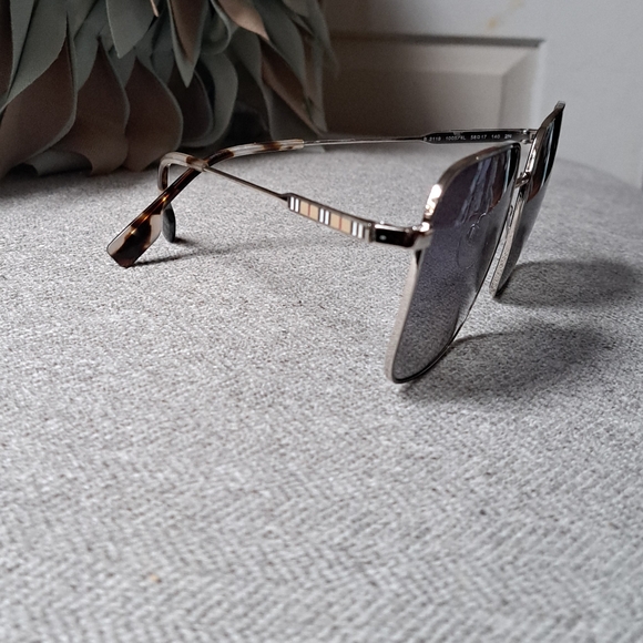 Burberry Jude Sunglasses - Picture 3 of 8